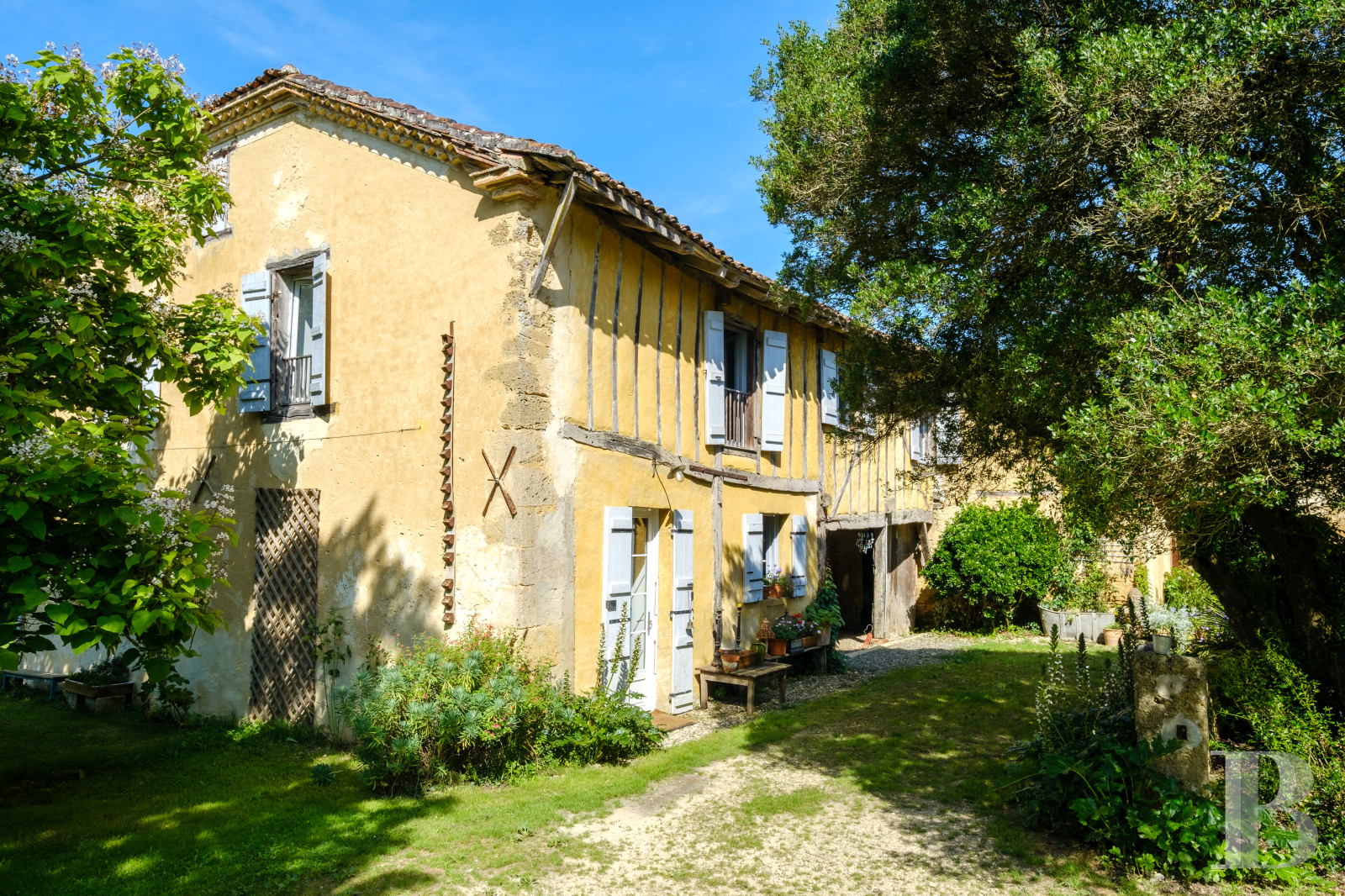 Dans le Gers, à l’ouest de Lectoure, un ancien domaine de production d’armagnac transformé et décoré avec soin - photo  n°17